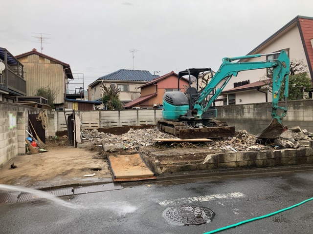 東京都世田谷区駒沢の木造2階建て家屋解体工事中の様子です。